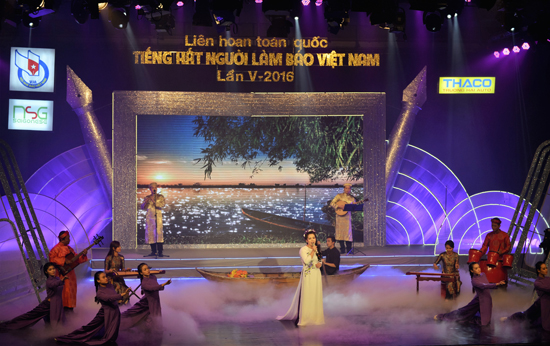 tieng hat nguoi lam bao (1).jpg