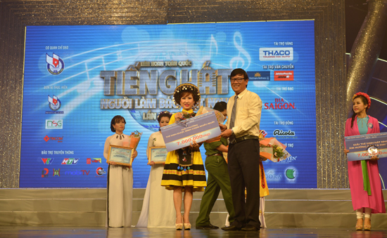 tieng hat nguoi lam bao (2).jpg