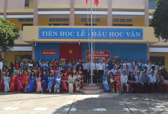 trao hoc bong thong nhat A (2).jpg