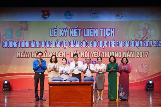 trao qua trung thu (3).jpg