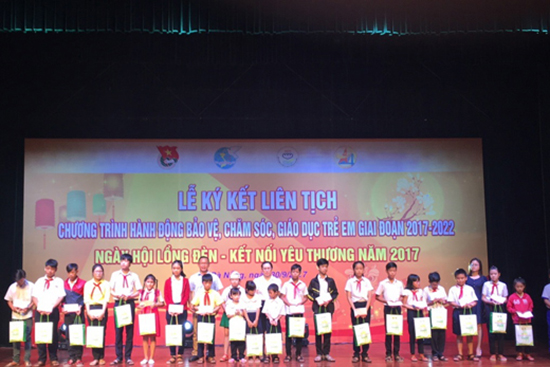 trao qua trung thu (4).jpg