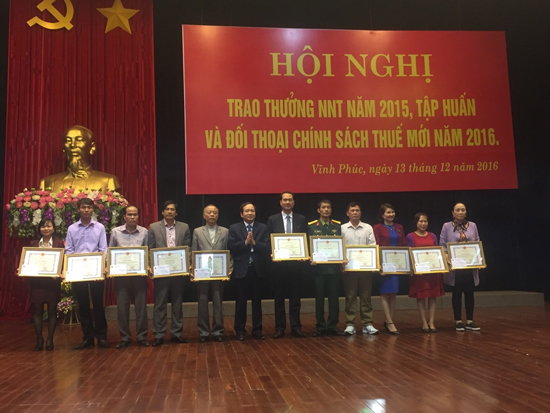 vinh phuc nhan bang khen.jpg