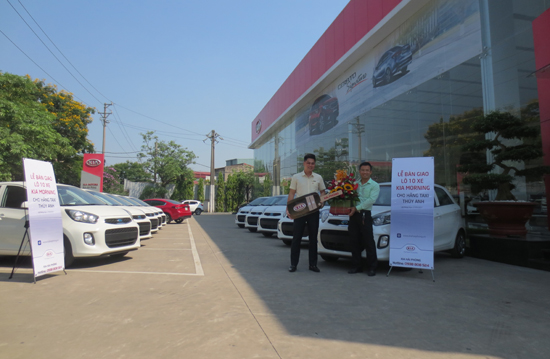 ban giao xe kia (2).jpg