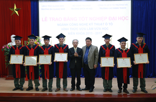 trao bang tôt nghiep (3).jpg