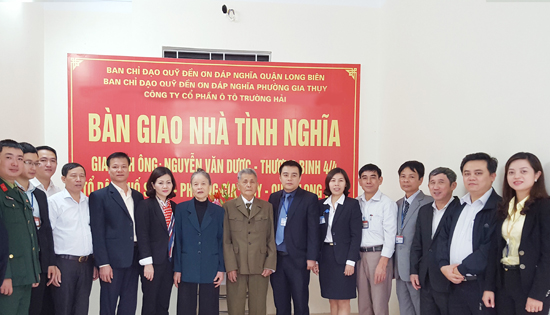 TRAO TANG NHA PHUONG GIA THUY 2.jpg