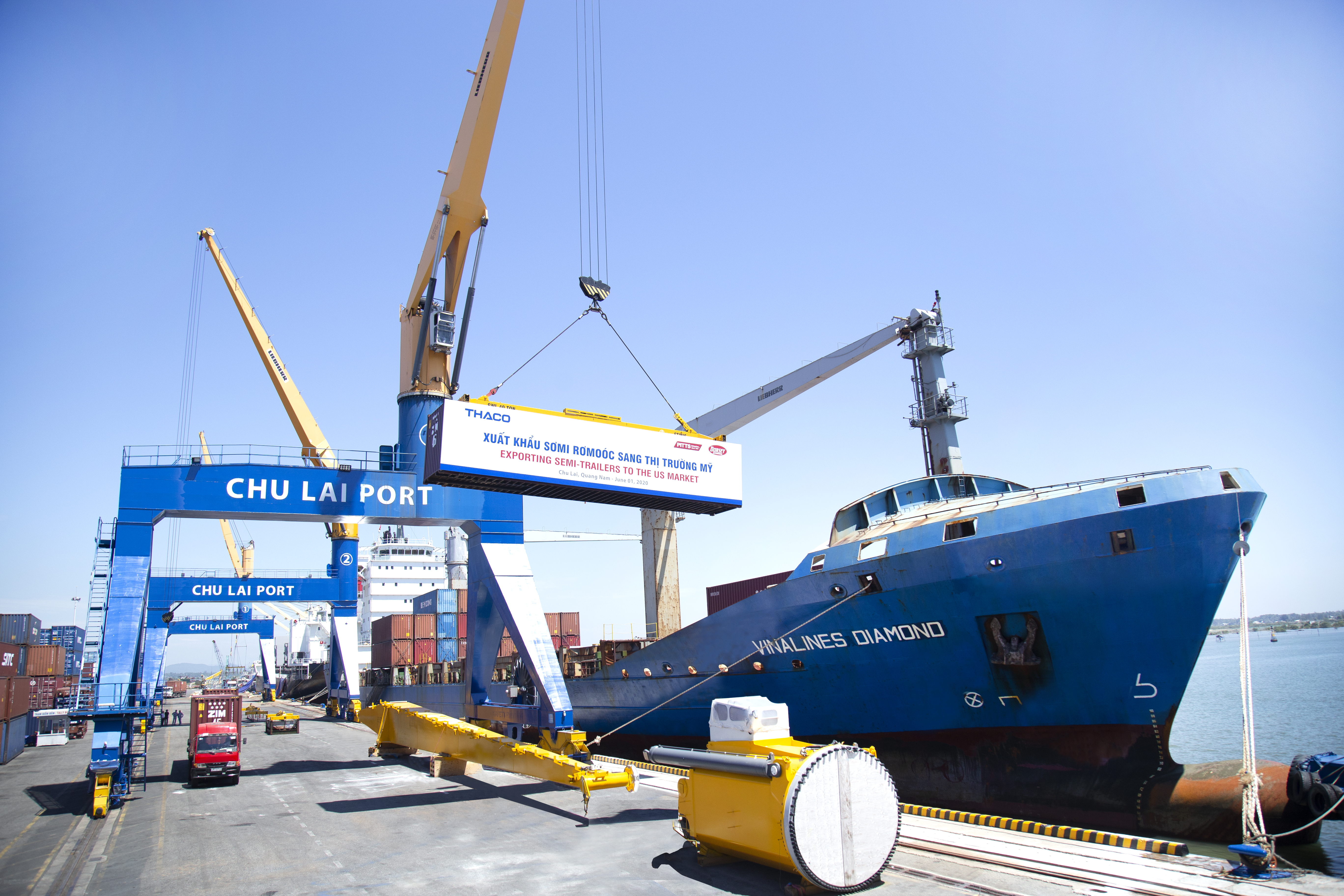 Sơmi rơmoóc đang được xếp lên tàu tại Cảng Chu Lai .jpg