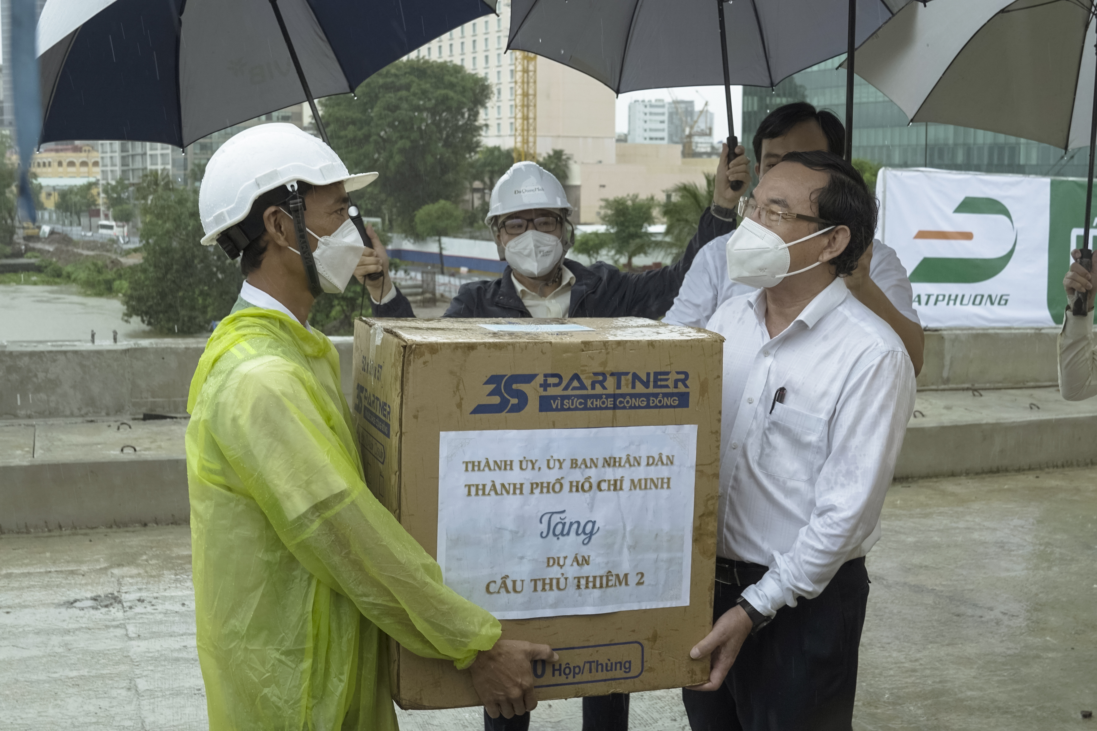 B&iacute; thư Th&agrave;nh ủy tặng qu&agrave; cho Nh&agrave; thầu thi c&ocirc;ng dự &aacute;n Cầu TT2.jpg