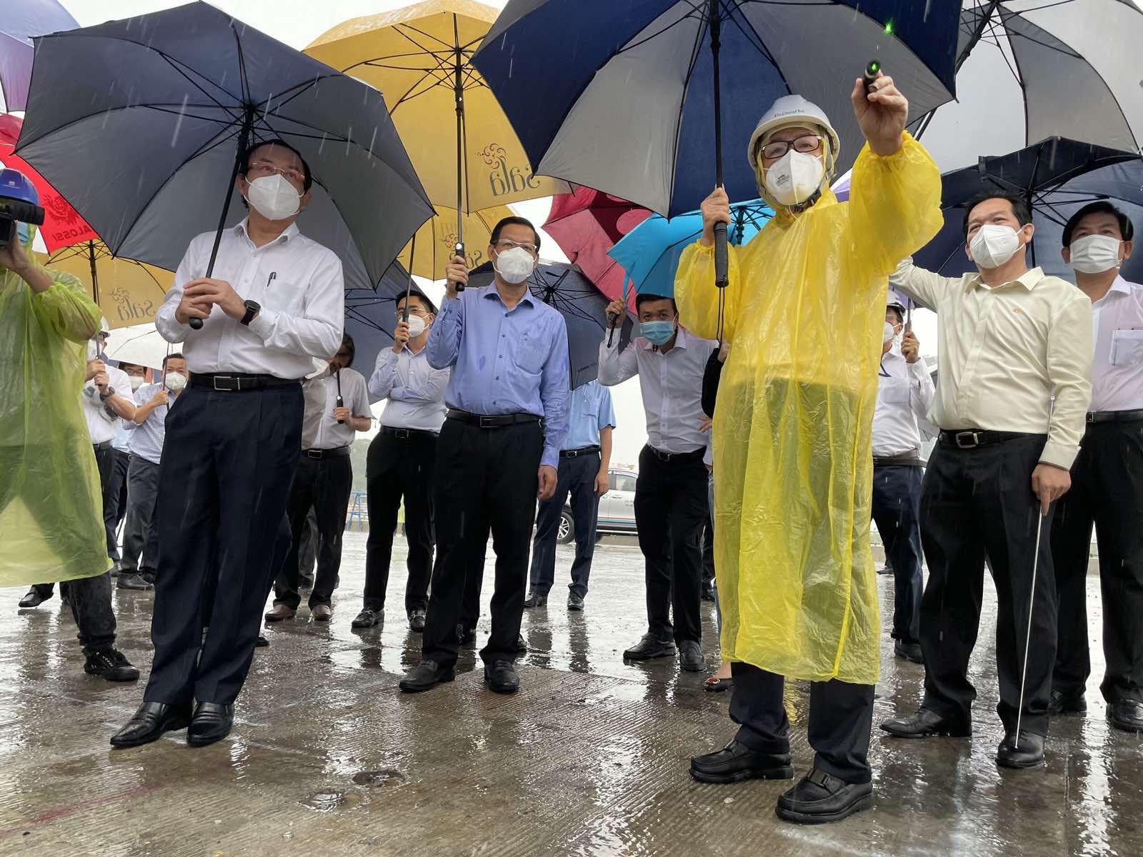 Chủ tịch Trần B&aacute; Dương b&aacute;o c&aacute;o l&atilde;nh đạo Th&agrave;nh ủy, UBND TPHCM về tiến độ x&acirc;y dựng cầu TT2.jpg