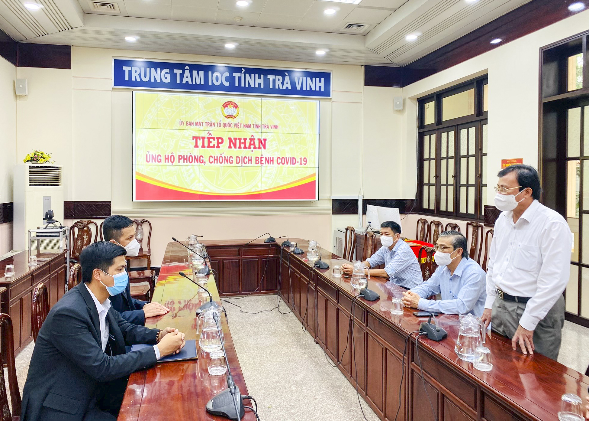 THACO tang giao duc Tra Vinh 1000 smart tivi.jpg