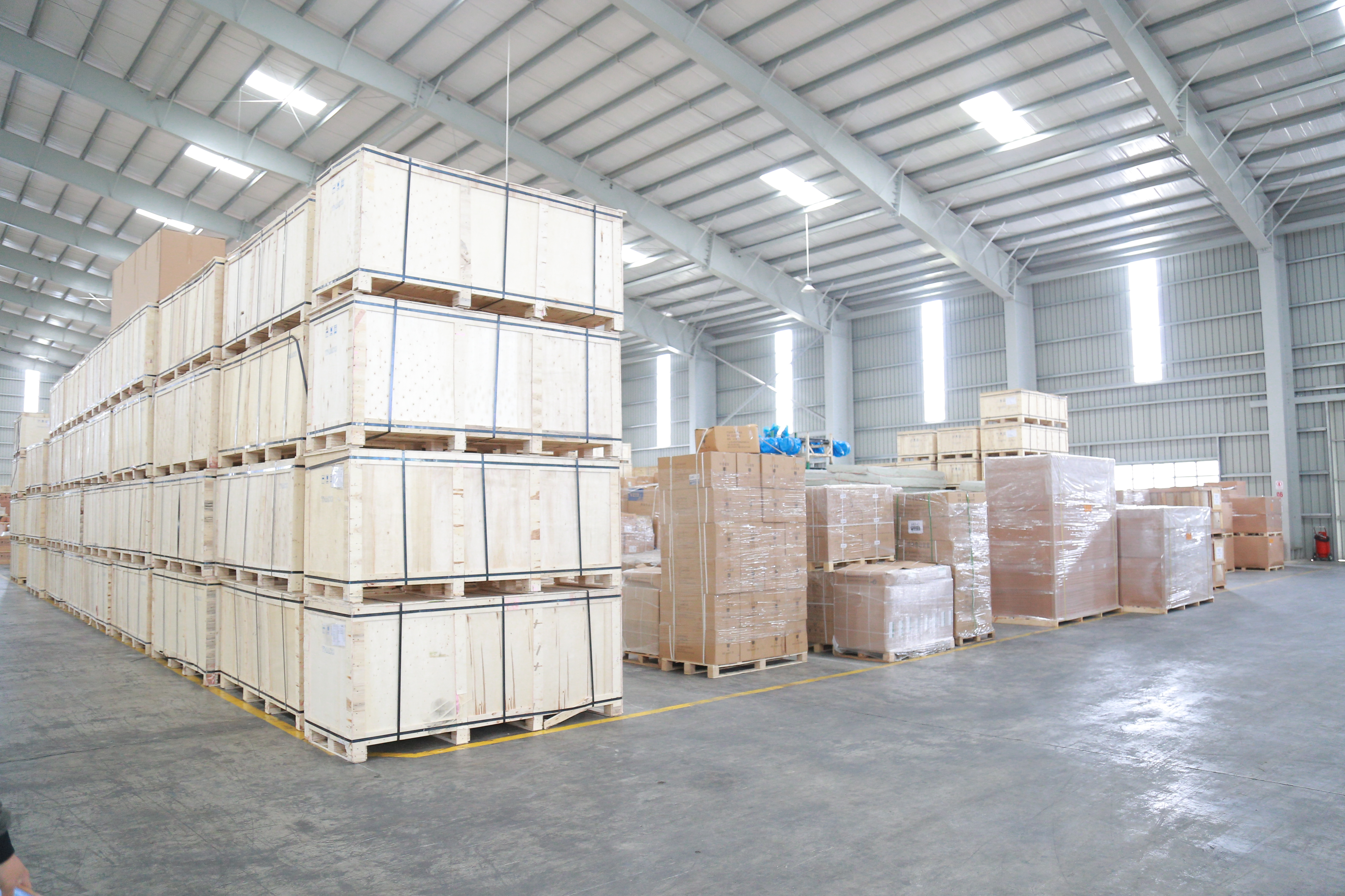 9. Vật tư, hàng hóa được sắp xếp gọn gàng theo lô.JPG