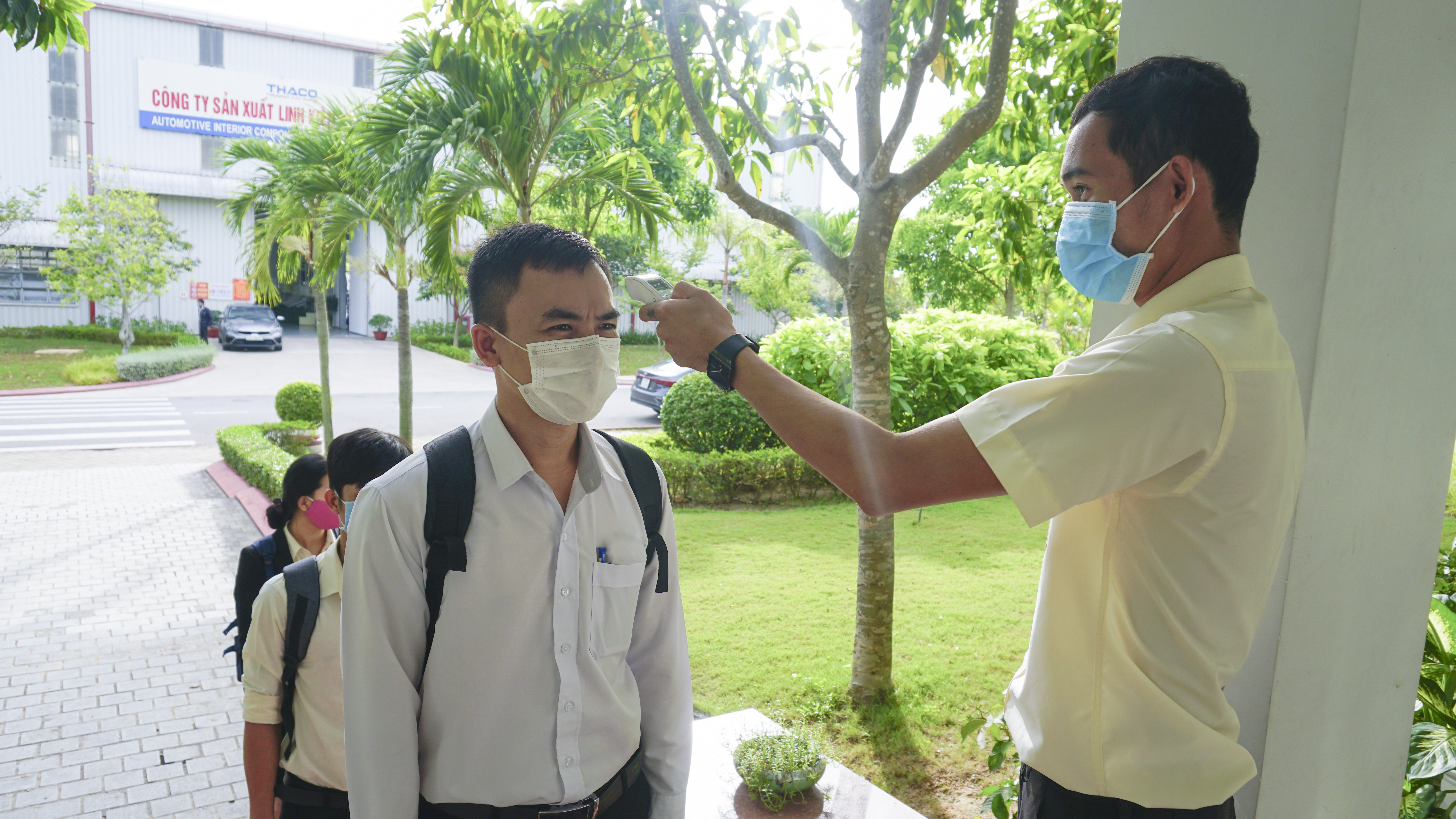 6. Kiểm tra thân nhiệt cho CB-NV.jpg