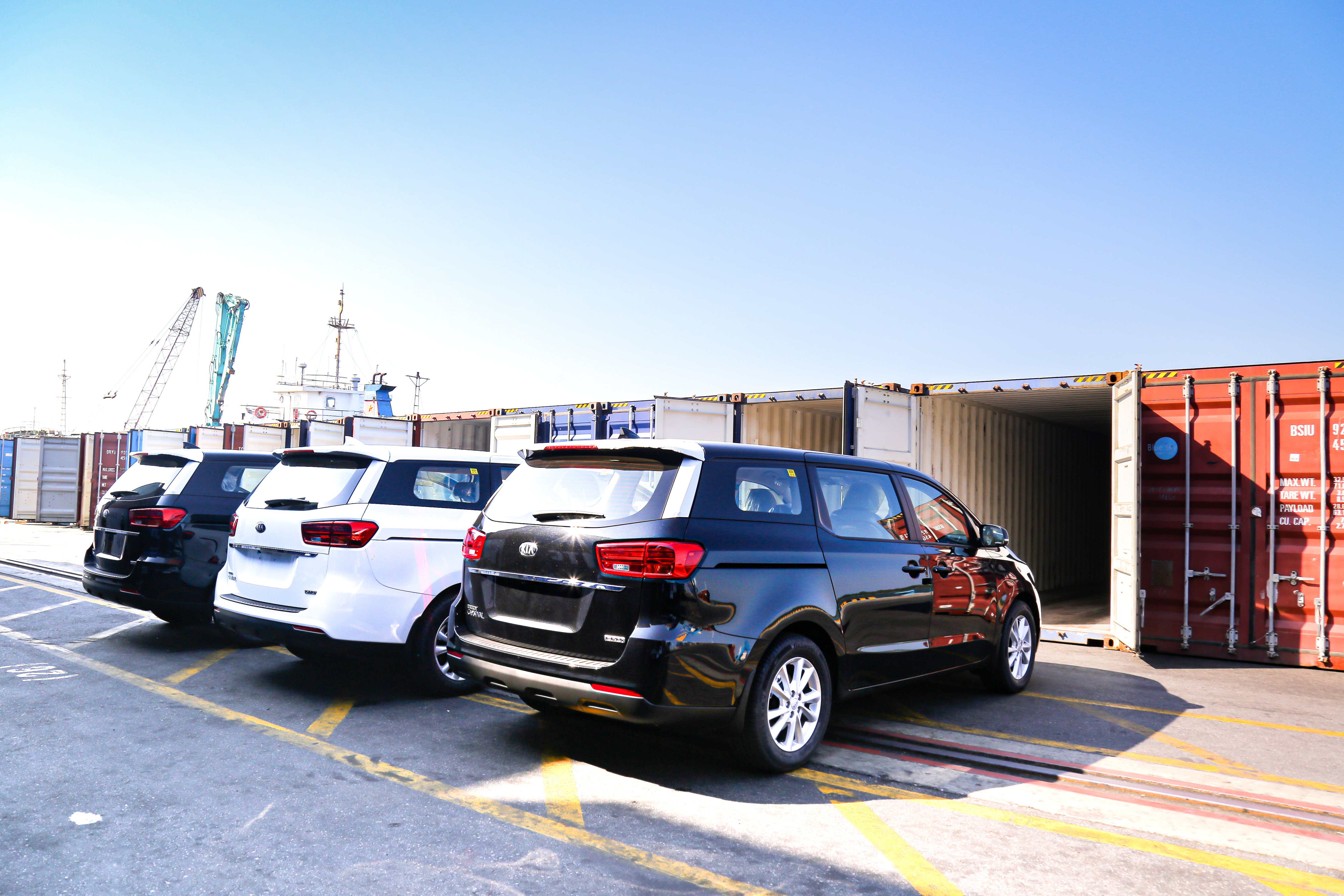 3. Đóng container xe Kia Sedona xuất khẩu tại cảng Chu Lai.JPG