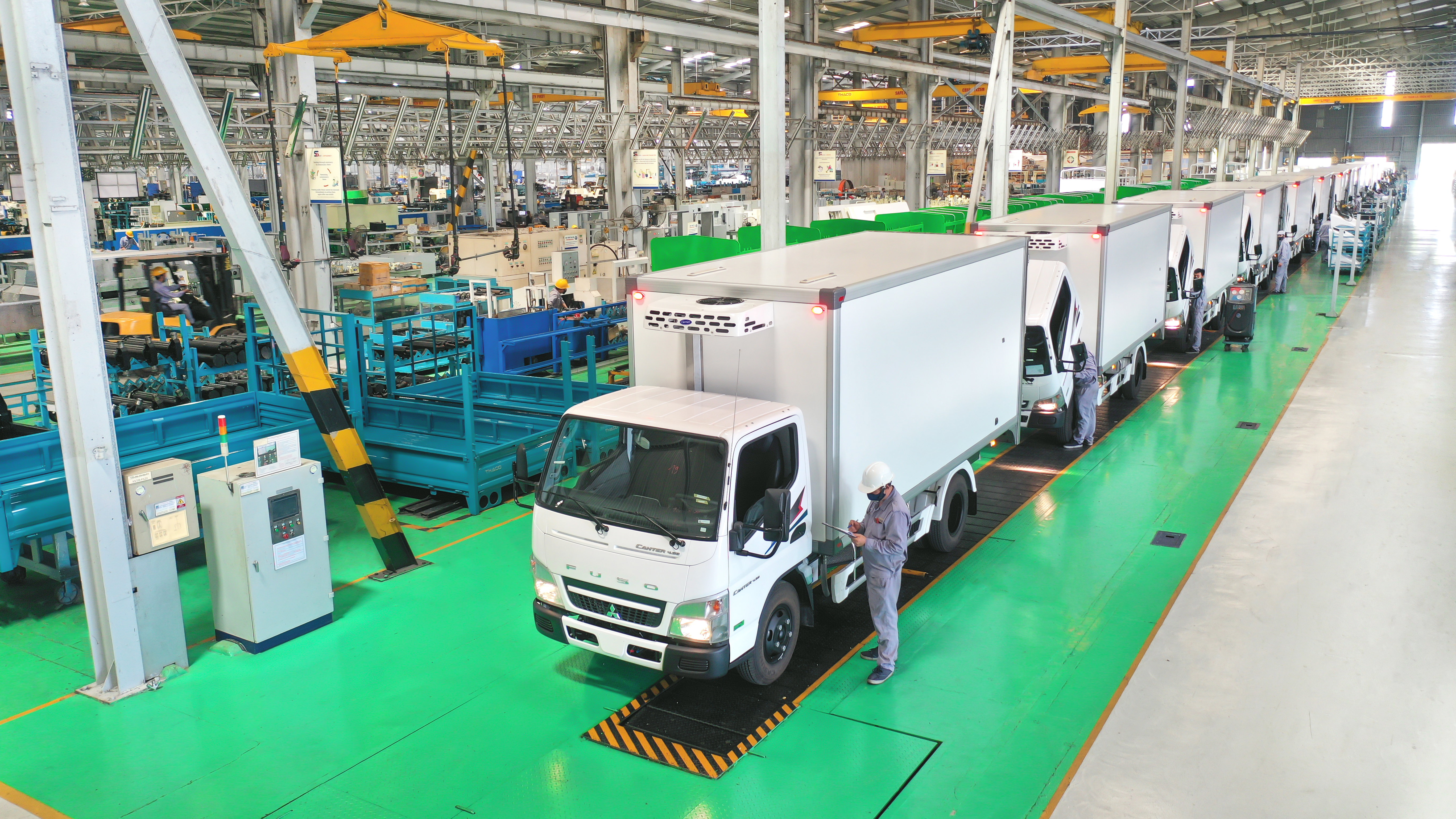 3. Lắp ráp thùng xe chuyên dụng vào xe Mitsubishi Fuso Canter 4.99.jpg