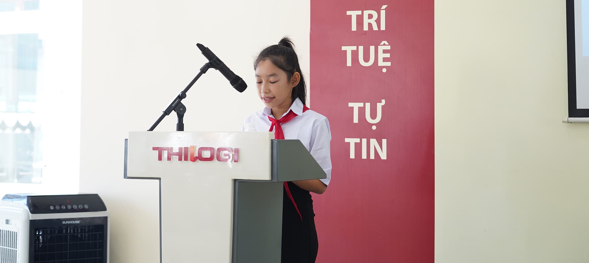 Đại diện con CBNV đạt thành tích "Học giỏi - Sống tốt" chia sẻ tại lễ tuyên dương